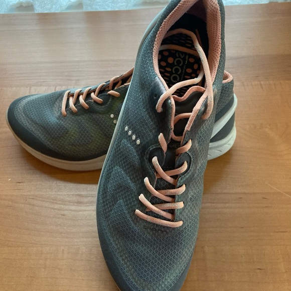 Ecco Women’s Biom Fjuel Tie Low-Top Sneaker - (worn only one time!) - Picture 4 of 7